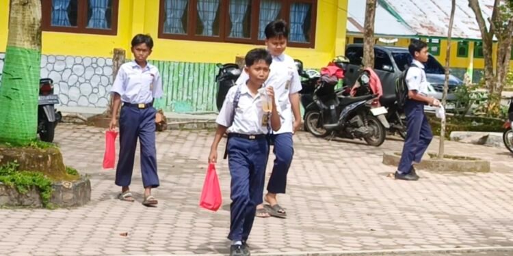 Menu MBG Asal Jadi, Wali Murid SMPN 5 Stabat Berang