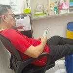 Virul foto napi korupsi, Ilyas Sitorus, terlihat sedang asik bermain HP di Rutan Tanjung Gusta.