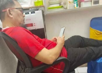 Virul foto napi korupsi, Ilyas Sitorus, terlihat sedang asik bermain HP di Rutan Tanjung Gusta.