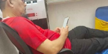 Virul foto napi korupsi, Ilyas Sitorus, terlihat sedang asik bermain HP di Rutan Tanjung Gusta.