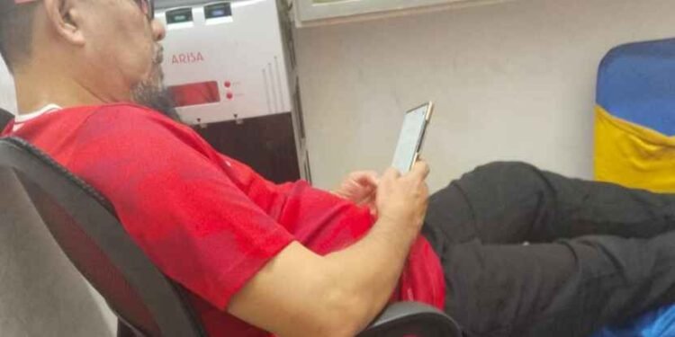 Virul foto napi korupsi, Ilyas Sitorus, terlihat sedang asik bermain HP di Rutan Tanjung Gusta.