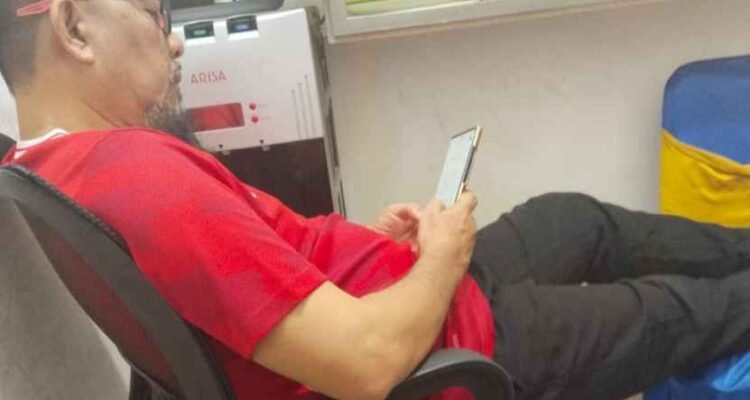 Virul foto napi korupsi, Ilyas Sitorus, terlihat sedang asik bermain HP di Rutan Tanjung Gusta.