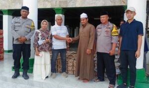 Perwakilan PT MTJ menyerahkan paket bahan pangan ke Kampung Persulukan Tuan Guru Besilam